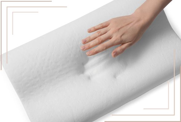 <i>Τα μαξιλάρια Memory Foam προσαρμόζονται στο σχήμα του αυχένα σου για προσωποποιημένη στήριξη</i>